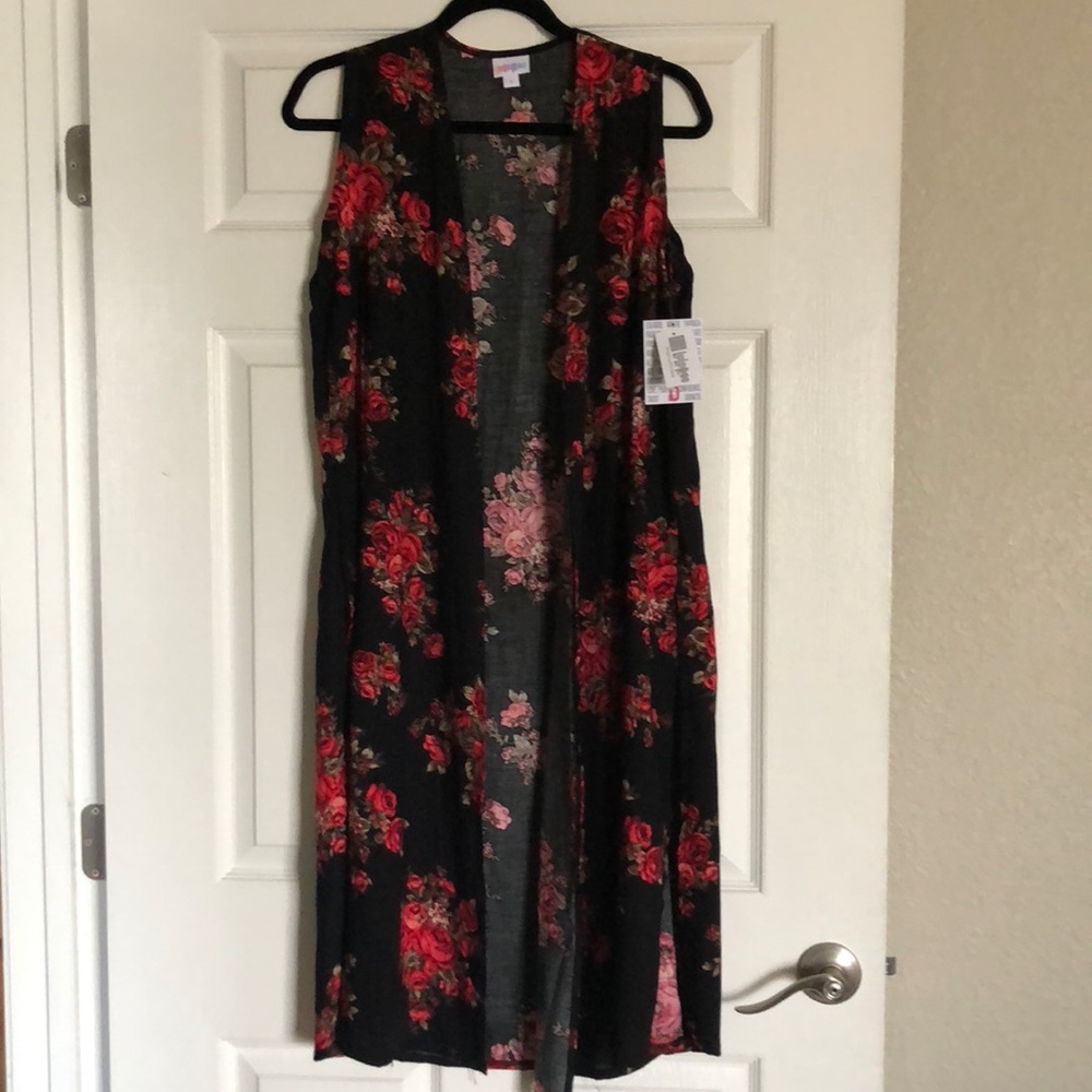 ✨NWT✨ Red rose and black small Joy vest